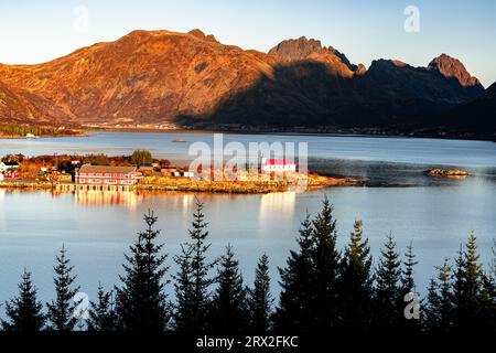 Vue à grand angle de l'église de Sildpollnes sur l'îlot le long d'Austnesfjorden, Svolvaer, îles Lofoten, Nordland, Norvège, Scandinavie, Europe Banque D'Images