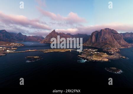 Vue aérienne des montagnes et de la mer entourant le village de pêcheurs de Hamnoy, Reine, îles Lofoten, Nordland, Norvège, Scandinavie, Europe Banque D'Images
