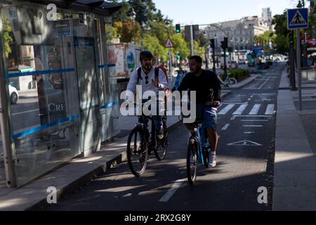 Madrid, Madrid, Espagne. 22 septembre 2023. Deux hommes parlent en faisant du vélo dans le centre de Madrid, en Espagne, lors de la Journée mondiale sans voiture, célébrée chaque 22 septembre depuis 2000 et visant à promouvoir la mobilité durable et à protéger la qualité de l’air. (Image de crédit : © Luis Soto/ZUMA Press Wire) USAGE ÉDITORIAL SEULEMENT! Non destiné à UN USAGE commercial ! Banque D'Images