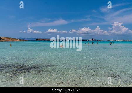 Plage de sable blanc, Platja de ses Illetes, Formentera, Îles Baléares, Espagne, Méditerranée, Europe Banque D'Images