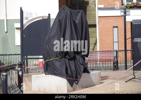 North Shields, 22 septembre 2023. Une nouvelle sculpture, The Herring Girl, est couverte et prête pour le dévoilement officiel sur le Fish Quay à North Shields. Crédit : Colin Edwards/Alamy Live News Banque D'Images