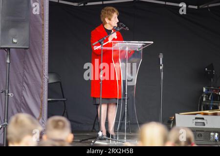 North Shields, 22 septembre 2023. Dame Norma Redfearn DBE élue maire de North Tyneside prononçant un discours lors du dévoilement officiel d'une nouvelle sculpture, The Herring Girl, sur le Fish Quay à North Shields. Crédit : Colin Edwards/Alamy Live News Banque D'Images