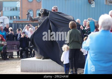 North Shields, 22 septembre 2023. Dévoilement officiel d'une nouvelle sculpture, The Herring Girl, sur le Fish Quay à North Shields. Crédit : Colin Edwards/Alamy Live News Banque D'Images