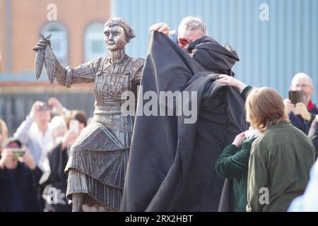 North Shields, 22 septembre 2023. Dévoilement officiel d'une nouvelle sculpture, The Herring Girl, sur le Fish Quay à North Shields. Crédit : Colin Edwards/Alamy Live News Banque D'Images