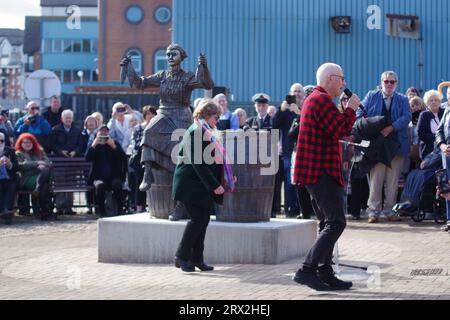 North Shields, 22 septembre 2023. Dévoilement officiel d'une nouvelle sculpture, The Herring Girl, par Brenda Blethyn sur le quai à poissons à North Shields. Crédit : Colin Edwards/Alamy Live News Banque D'Images