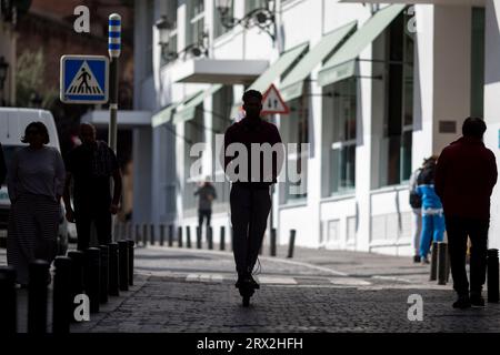 Madrid, Madrid, Espagne. 22 septembre 2023. Un homme conduit un scooter électrique dans le centre de Madrid, en Espagne, lors de la Journée mondiale sans voiture, célébrée chaque 22 septembre depuis 2000 et visant à promouvoir la mobilité durable et à protéger la qualité de l'air. (Image de crédit : © Luis Soto/ZUMA Press Wire) USAGE ÉDITORIAL SEULEMENT! Non destiné à UN USAGE commercial ! Banque D'Images