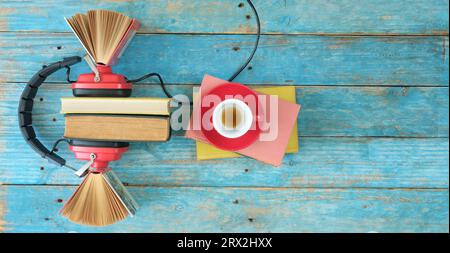 concept de livre audio avec rangée de livres tasse de café et écouteurs rouges vintage, plat sur des planches en bois bleu, espace de copie libre Banque D'Images