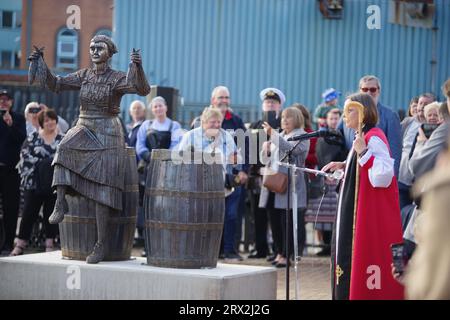 North Shields, 22 septembre 2023. Le Dr Helen-Ann Hartley, évêque de Newcastle, bénit une nouvelle sculpture, The Herring Girl, sur le Fish Quay à North Shields lors du dévoilement officiel. Crédit : Colin Edwards/Alamy Live News Banque D'Images