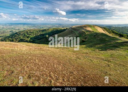 Extrémité sud de Malvern Hills, collines verdoyantes et lisses descendent du sommet du Herefordshire Beacon, belles vues sur l'ancienne colline, vers Banque D'Images