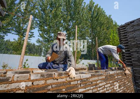 Comté de Luannan, Chine - 28 septembre 2022 : les constructeurs construisent des murs, dans le nord de la Chine Banque D'Images