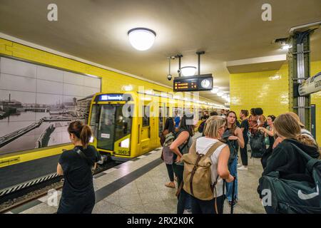 U-Bahn, U8, Jannowitzbrücke, Menschen, Nahverkehr, Berlin-Mitte, Deutschland Banque D'Images