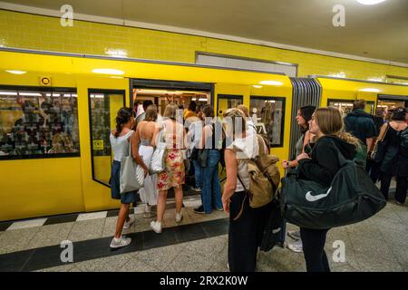 U-Bahn, U8, Jannowitzbrücke, Menschen, Nahverkehr, Berlin-Mitte, Deutschland Banque D'Images