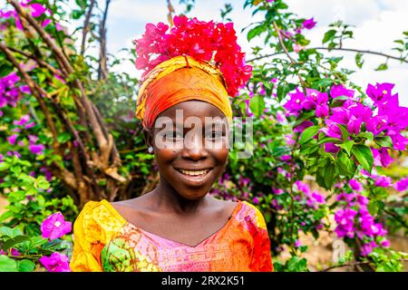 Sympathique fille tribale Kapsiki, Rhumsiki, montagnes Mandara, province de l'extrême Nord, Cameroun, Afrique Banque D'Images