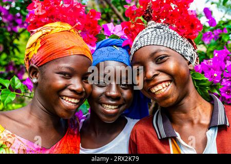 Sympathiques filles tribales Kapsiki, Rhumsiki, montagnes Mandara, province de l'extrême Nord, Cameroun, Afrique Banque D'Images