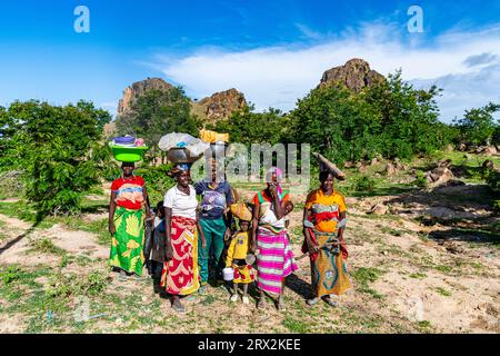 Kapsiki femmes revenant des champs, Rhumsiki, montagnes Mandara, province de l'extrême Nord, Cameroun, Afrique Banque D'Images