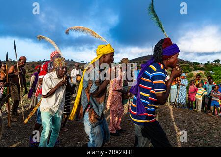 Peuple tribal Kapsiki pratiquant une danse traditionnelle, Rhumsiki, montagnes Mandara, province de l'extrême Nord, Cameroun, Afrique Banque D'Images