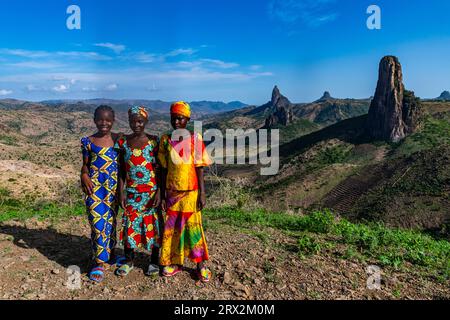 Trois filles tribales Kapsiki devant le paysage lunaire, Rhumsiki, montagnes Mandara, province de l'extrême Nord, Cameroun, Afrique Banque D'Images