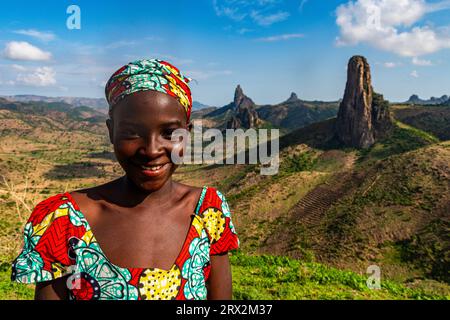 Fille tribale Kapsiki devant le paysage lunaire de Rhumsiki, Rhumsiki, montagnes Mandara, province de l'extrême Nord, Cameroun, Afrique Banque D'Images