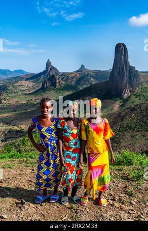 Trois filles tribales Kapsiki devant le paysage lunaire de Rhumsiki, Rhumsiki, montagnes Mandara, province de l'extrême Nord, Cameroun, Afrique Banque D'Images