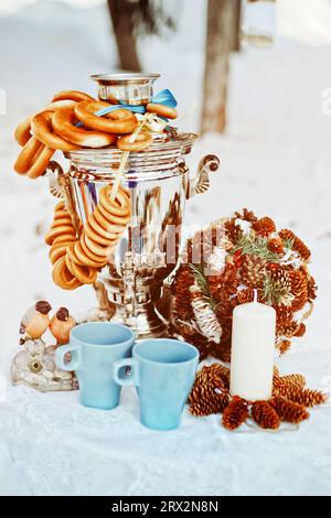 Traditions russes. Boire du thé avec un samovar. Nature morte avec une tasse de thé, bagels, fruits secs, confiture de pommes, coq caramel et samovars russes. Banque D'Images