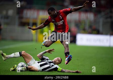 Yunus Musah de l'AC Milan est attaqué par Kieran Trippier de Newcastle United FC lors du match de football de l'UEFA Champions League entre l'AC Milan et Newcastle United FC. Banque D'Images