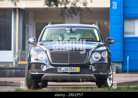 BERLIN, ALLEMAGNE - NOVEMBRE 2021 : Bentley Bentayga Hybrid SUV voiture de luxe vue de face à l'extérieur, garé dans les rues de Berlin. Banque D'Images