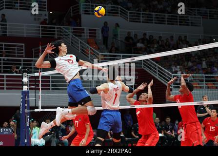 Hangzhou, province chinoise du Zhejiang. 22 septembre 2023. Peng Shikun (G), de Chine, pointe le ballon lors du cross match de volleyball masculin entre la Chine et l'Indonésie aux 19e Jeux asiatiques à Hangzhou, dans la province du Zhejiang, dans l'est de la Chine, le 22 septembre 2023. Crédit : Zhu Zheng/Xinhua/Alamy Live News Banque D'Images