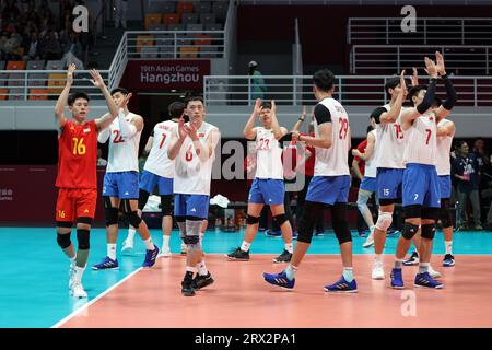 Hangzhou, province chinoise du Zhejiang. 22 septembre 2023. Les joueurs chinois célèbrent la victoire du cross match de volleyball masculin entre la Chine et l'Indonésie aux 19e Jeux asiatiques à Hangzhou, dans la province du Zhejiang, dans l'est de la Chine, le 22 septembre 2023. Crédit : Zhu Zheng/Xinhua/Alamy Live News Banque D'Images