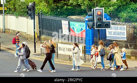 Glasgow, Écosse, Royaume-Uni. 22 septembre 2023. UK Météo : jardins botaniques et byres Road Junction de trafic occupé.Dry Day a vu les habitants et les touristes profiter de la fin de l'été dans l'ouest Crédit Gerard Ferry/Alamy Live News Banque D'Images