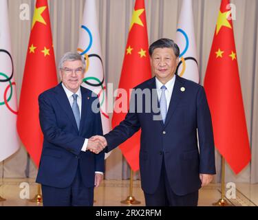 Hangzhou, province chinoise du Zhejiang. 22 septembre 2023. Le président chinois Xi Jinping rencontre le président du Comité International Olympique (CIO) Thomas Bach à Hangzhou, capitale de la province du Zhejiang, dans l'est de la Chine, le 22 septembre 2023. Crédit : Liu Bin/Xinhua/Alamy Live News Banque D'Images