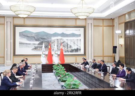 Hangzhou, province chinoise du Zhejiang. 22 septembre 2023. Le président chinois Xi Jinping rencontre le président du Comité International Olympique (CIO) Thomas Bach à Hangzhou, capitale de la province du Zhejiang, dans l'est de la Chine, le 22 septembre 2023. Crédit : Liu Bin/Xinhua/Alamy Live News Banque D'Images