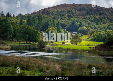 La rivière Brathay sur la voie Cumbrian à Elterwater près d'Ambleside dans le lac DSistry. Scène tranquille par l'eau d'Elter dans la région du lac Nati Banque D'Images
