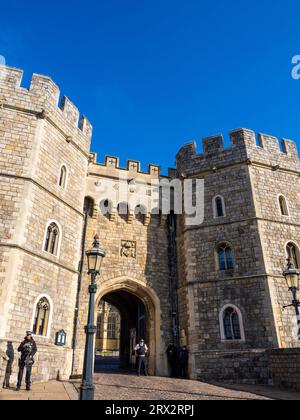 Garde de police, porte Henry VIII, château de Windsor, Windsor, Berkshire, Angleterre, Royaume-Uni, GB. Banque D'Images