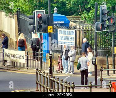 Glasgow, Écosse, Royaume-Uni. 22 septembre 2023. UK Météo : jardins botaniques et byres Road Junction de trafic occupé.Dry Day a vu les habitants et les touristes profiter de la fin de l'été dans l'ouest Crédit Gerard Ferry/Alamy Live News Banque D'Images