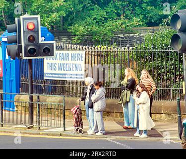 Glasgow, Écosse, Royaume-Uni. 22 septembre 2023. UK Météo : jardins botaniques et byres Road Junction de trafic occupé.Dry Day a vu les habitants et les touristes profiter de la fin de l'été dans l'ouest Crédit Gerard Ferry/Alamy Live News Banque D'Images