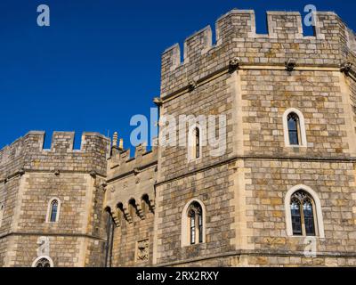 Tours et remparts de la porte Henry VIII, Château de Windsor, Windsor, Angleterre, Royaume-Uni, GO. Banque D'Images