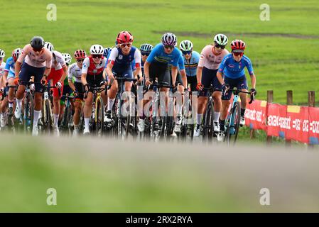 Wijster, pays-Bas. 22 septembre 2023. La meute de coureurs photographiée en action lors de la course sur route féminine U23, 108km de Coevorden au Col du VAM, Wijster, le troisième jour des Championnats d'Europe sur route UEC, aux pays-Bas, vendredi 22 septembre 2023. Les championnats d'Europe de cyclisme se déroulent du 20 au 24 septembre. BELGA PHOTO DAVID PINTENS crédit : Belga News Agency/Alamy Live News Banque D'Images