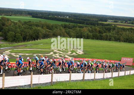 Wijster, pays-Bas. 22 septembre 2023. La meute de coureurs photographiée en action lors de la course sur route féminine U23, 108km de Coevorden au Col du VAM, Wijster, le troisième jour des Championnats d'Europe sur route UEC, aux pays-Bas, vendredi 22 septembre 2023. Les championnats d'Europe de cyclisme se déroulent du 20 au 24 septembre. BELGA PHOTO DAVID PINTENS crédit : Belga News Agency/Alamy Live News Banque D'Images