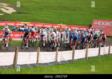 Wijster, pays-Bas. 22 septembre 2023. La meute de coureurs photographiée en action lors de la course sur route féminine U23, 108km de Coevorden au Col du VAM, Wijster, le troisième jour des Championnats d'Europe sur route UEC, aux pays-Bas, vendredi 22 septembre 2023. Les championnats d'Europe de cyclisme se déroulent du 20 au 24 septembre. BELGA PHOTO DAVID PINTENS crédit : Belga News Agency/Alamy Live News Banque D'Images