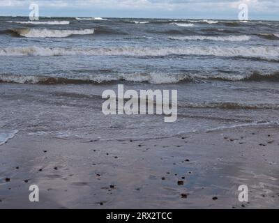 vagues de mer mousseuses rochers plage Banque D'Images