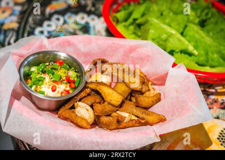 Gibier de porc frit à l'ail et sauce mayonnaise avec oignon de printemps Banque D'Images