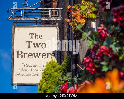 The Two Brewers, Pub Sign, Windsor, Berkshire, Angleterre, ROYAUME-UNI, GB. Banque D'Images