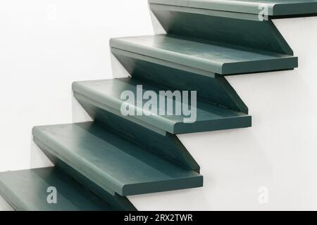 Escalier vert vide et mur blanc, photo de fond architecturale abstraite Banque D'Images