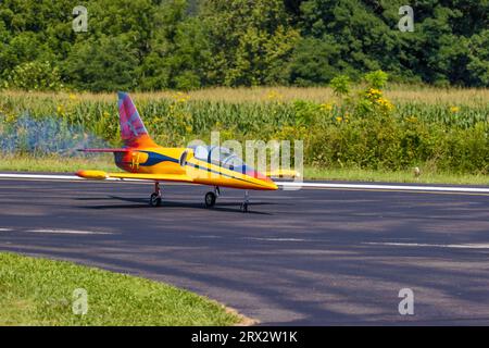 Mountain City, Tennessee : 26 août 2023 : des avions radio Control effectuent des décollages, des manœuvres acrobatiques et des atterrissages pendant le Jet Precision Aerobatic NAT Banque D'Images