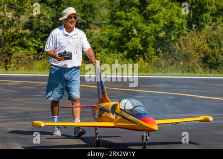 Mountain City, Tennessee : 26 août 2023 : des avions radio Control effectuent des décollages, des manœuvres acrobatiques et des atterrissages pendant le Jet Precision Aerobatic NAT Banque D'Images