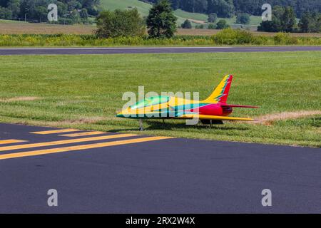 Mountain City, Tennessee : 26 août 2023 : des avions radio Control effectuent des décollages, des manœuvres acrobatiques et des atterrissages pendant le Jet Precision Aerobatic NAT Banque D'Images