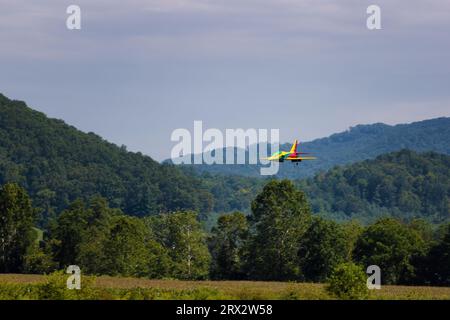 Mountain City, Tennessee : 26 août 2023 : des avions radio Control effectuent des décollages, des manœuvres acrobatiques et des atterrissages pendant le Jet Precision Aerobatic NAT Banque D'Images