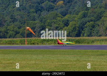 Mountain City, Tennessee : 26 août 2023 : des avions radio Control effectuent des décollages, des manœuvres acrobatiques et des atterrissages pendant le Jet Precision Aerobatic NAT Banque D'Images