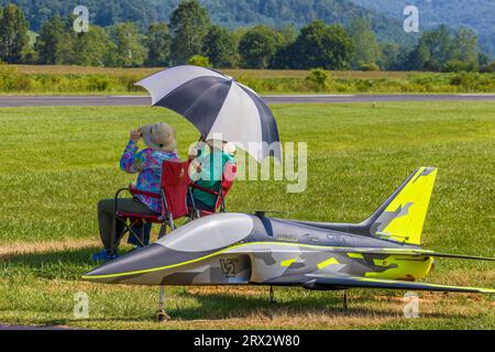 Mountain City, Tennessee : 26 août 2023 : des avions radio Control effectuent des décollages, des manœuvres acrobatiques et des atterrissages pendant le Jet Precision Aerobatic NAT Banque D'Images