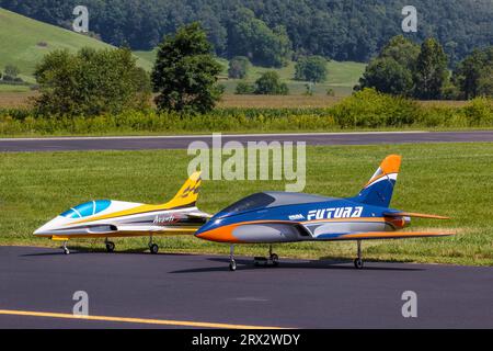 Mountain City, Tennessee : 26 août 2023 : des avions radio Control effectuent des décollages, des manœuvres acrobatiques et des atterrissages pendant le Jet Precision Aerobatic NAT Banque D'Images